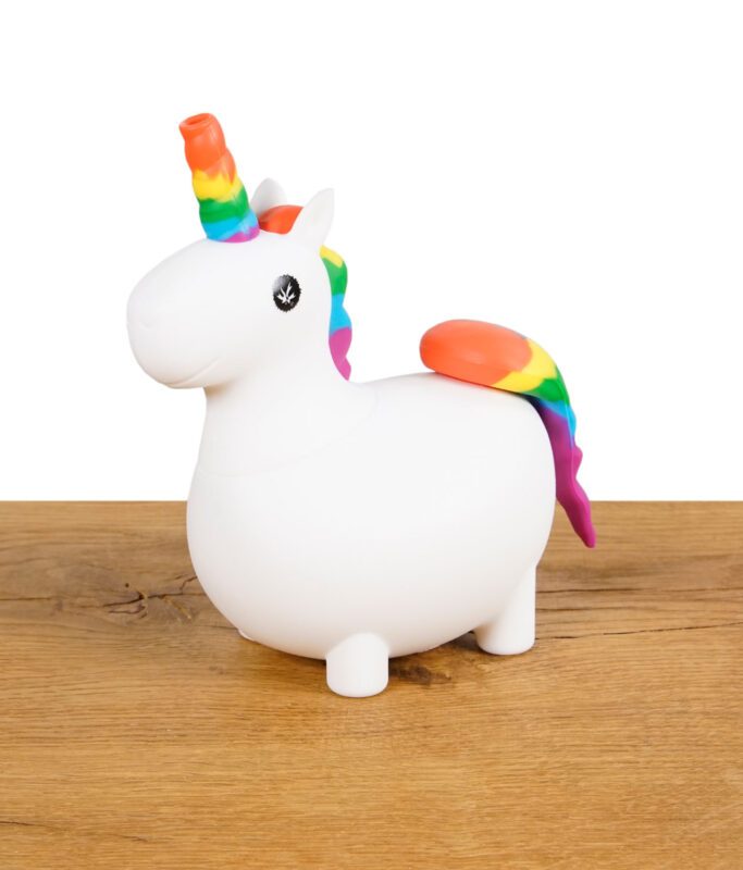 PieceMaker Unikorn Silikon-Bong in Einhorn-Form auf Holztisch.