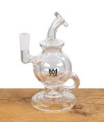 MJ Arsenal Atlas Mini Dab Rig Glasbong ohne Zubehör, Nahaufnahme auf Holztisch.
