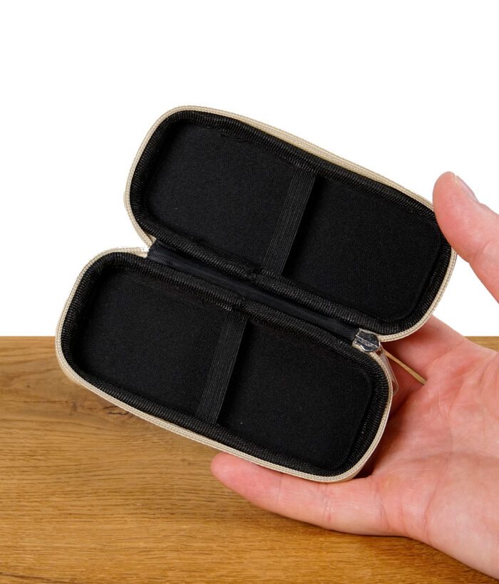 Kleine, geöffnete RAW Tasche mit schwarzer Innenpolsterung und elastischen Halterungen, leer gehalten in einer Hand.