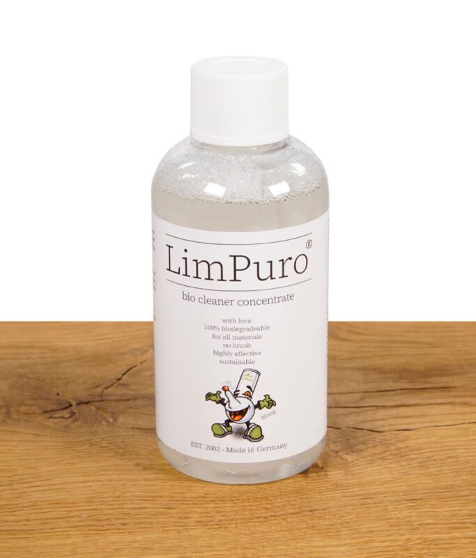 Flasche LimPuro Bio Cleaner Konzentrat mit weißem Etikett, stehend auf einem Holztisch.
