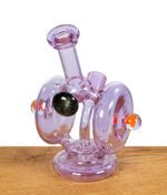 Rückansicht der Heady Glass Recycler-Bong mit schimmerndem Glasdetail und leuchtenden Akzenten.