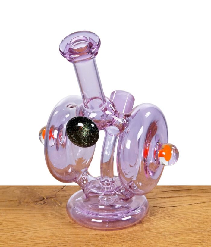 Rückansicht der Heady Glass Recycler-Bong mit schimmerndem Glasdetail und leuchtenden Akzenten.