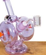 Die Heady Glass Recycler-Bong mit eingesetztem Banger, bereit für den Gebrauch.