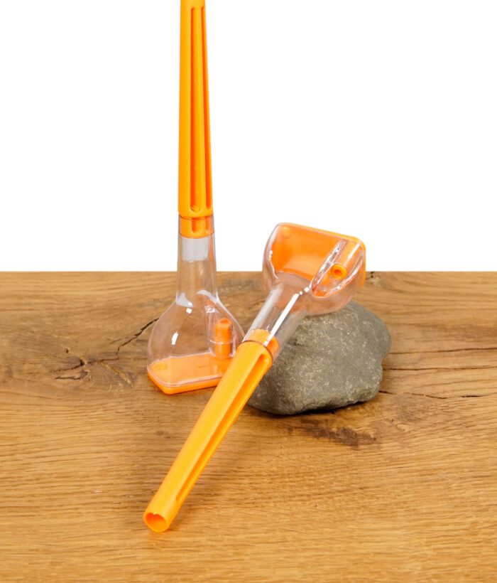 Zwei orangefarbene Cone-Artist Drehhilfen aus Kunststoff und Glas auf einem Holztisch.