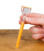 Eine Hand hält die Cone-Artist Drehhilfe mit durchsichtigem Kopf und orangefarbenem Griff.