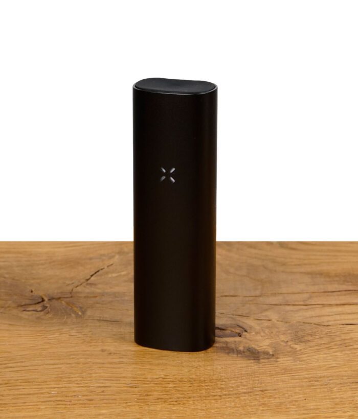 PAX Plus Vaporizer auf Holzuntergrund, minimalistische Ästhetik.