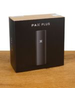 Verpackung des PAX Plus Vaporizers in Schwarz mit Markenlogo.