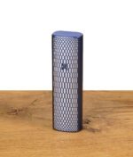 PAX Plus Limited Edition Vaporizer mit einzigartigem Muster, in einer Hand mit weißen Handschuhen gehalten.