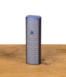 PAX Plus Limited Edition Vaporizer mit einzigartigem Muster, in einer Hand mit weißen Handschuhen gehalten.