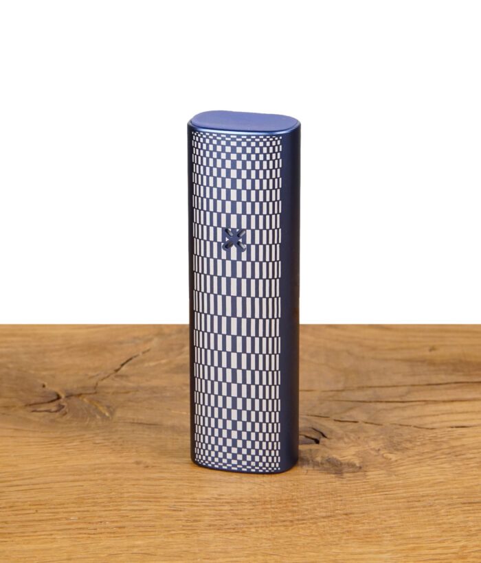 PAX Plus Limited Edition Vaporizer mit einzigartigem Muster, in einer Hand mit weißen Handschuhen gehalten.