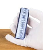 PAX Plus Limited Edition Vaporizer auf Holzuntergrund, modernes geometrisches Design.