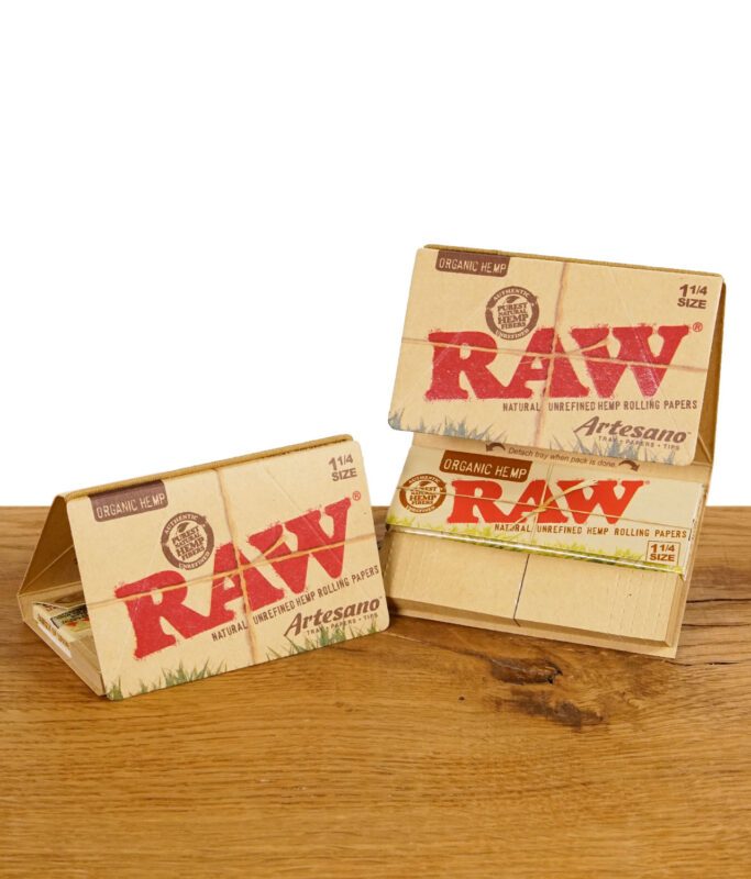 RAW Artesano Organic Hemp 1 1/4 Rolling Papers in geöffneter Verpackung mit integrierter Mischungsschale und Filtertips.