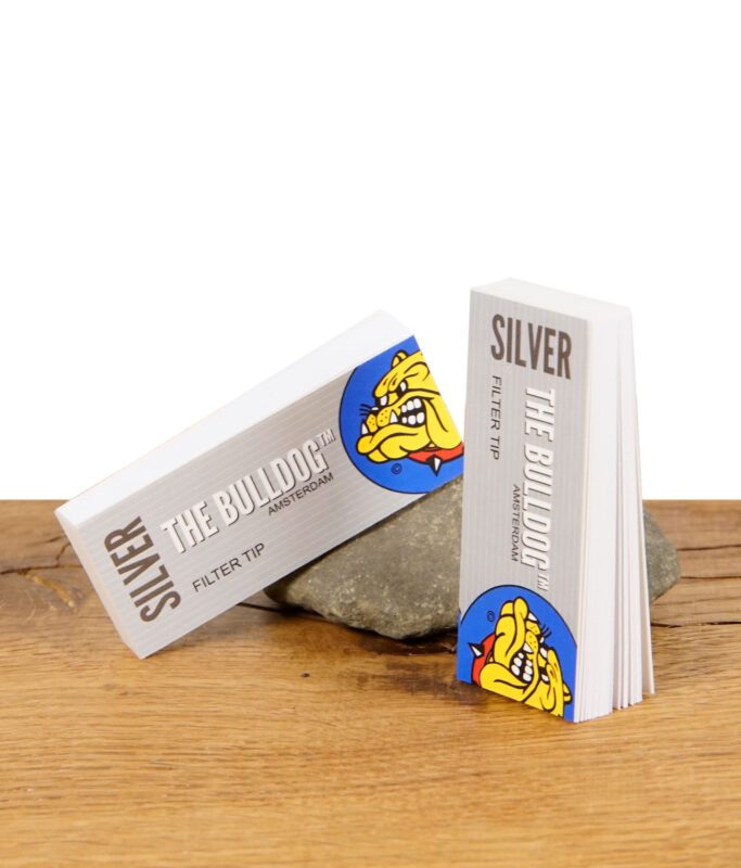 The Bulldog Silver Filter Tips in geöffneter Verpackung mit Logo des Amsterdamer Coffeeshops.