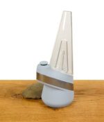 Puffco New Peak Sky Blau auf Holz mit Stein im Hintergrund