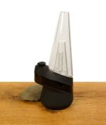 Puffco New Peak Onyx Schwarz auf Holz.