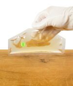 Cleanu Refill Pack von einer Hand gehalten auf einem Holzbrett vor weißem Hintergrund