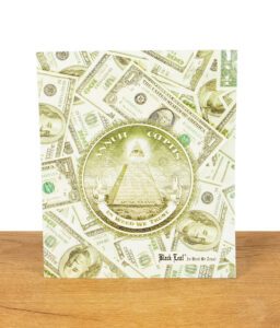 Der Black Leaf Zipperbeutel mit Dollar-Schein-Motiv steht aufrecht auf einer Holzoberfläche. In der Mitte ist das „All-Seeing Eye“ mit der Aufschrift „In Weed We Trust“ zu sehen.
