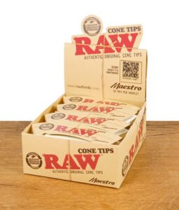 Geöffnete Verkaufsbox mit mehreren RAW Cone Tips Maestro Heftchen, aufgestellt auf einer Holzoberfläche.