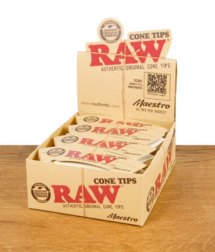 Geöffnete Verkaufsbox mit mehreren RAW Cone Tips Maestro Heftchen, aufgestellt auf einer Holzoberfläche.