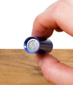 Nahaufnahme einer Hand, die den Storz & Bickel Kapselbehälter mit eingesetzter Dosierkapsel hält.