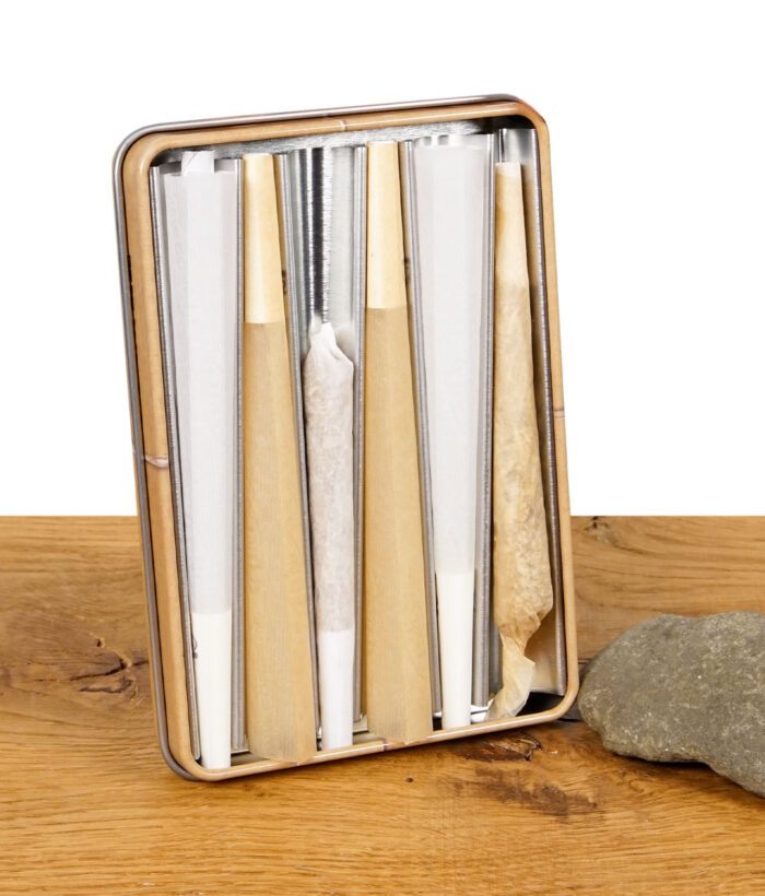 Geöffnete RAW Cone Holder Metalldose mit sechs Fächern, gefüllt mit vorgedrehten Cones und einem bereits gefüllten Joint.
