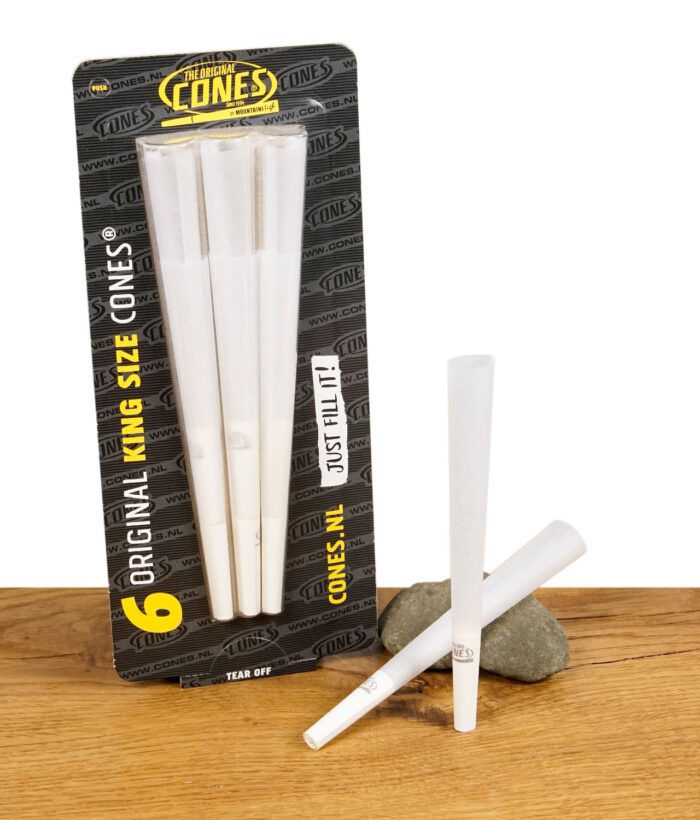 Packung mit sechs The Original King Size Cones – vorgedrehte weiße Cones mit Filter, präsentiert auf Holztisch mit Stein.