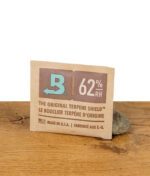 Boveda 62% Feuchtigkeitspack – Terpene Shield zur optimalen Lagerung von Kräutern, präsentiert auf Holztisch mit Stein.