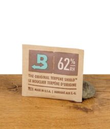 Boveda 62% Feuchtigkeitspack – Terpene Shield zur optimalen Lagerung von Kräutern, präsentiert auf Holztisch mit Stein.
