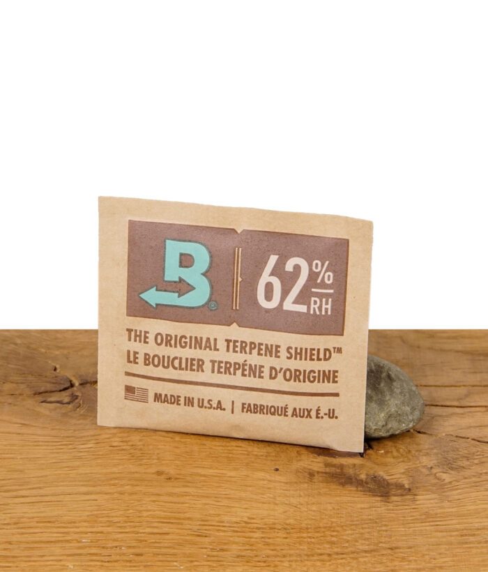 Boveda 62% Feuchtigkeitspack – Terpene Shield zur optimalen Lagerung von Kräutern, präsentiert auf Holztisch mit Stein.