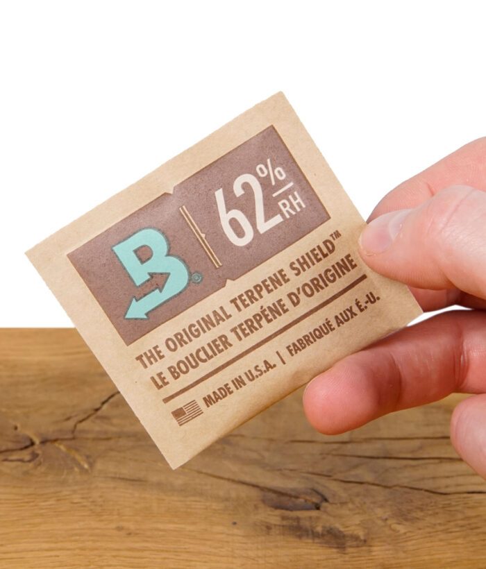 Boveda 62% Feuchtigkeitspack – in der Hand gehalten, zeigt das Logo und die Feuchtigkeitskontrolle für die Lagerung von Kräutern.