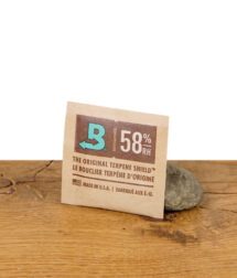 Boveda 58% Feuchtigkeitspack – Terpene Shield zur Feuchtigkeitskontrolle, präsentiert auf Holztisch mit Stein.