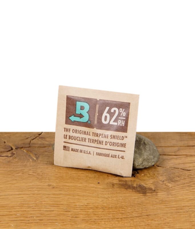 Boveda 62% Feuchtigkeitspack – zur langfristigen Frischebewahrung von Kräutern, präsentiert auf Holztisch mit Stein.