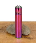 Clipper Feuerzeug in schimmerndem Regenbogen-Finish, stehend auf einem Stein auf Holztisch.