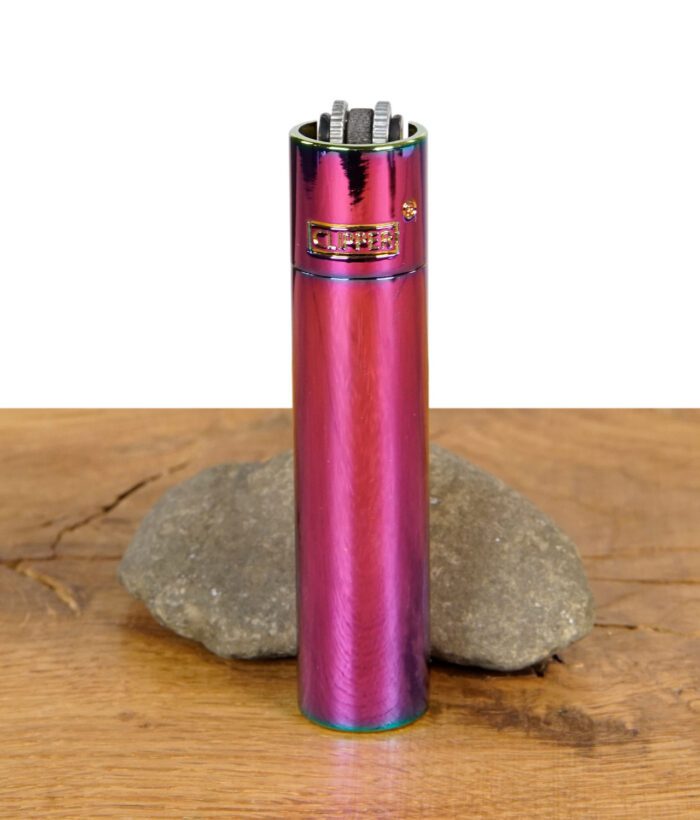 Clipper Feuerzeug in schimmerndem Regenbogen-Finish, stehend auf einem Stein auf Holztisch.