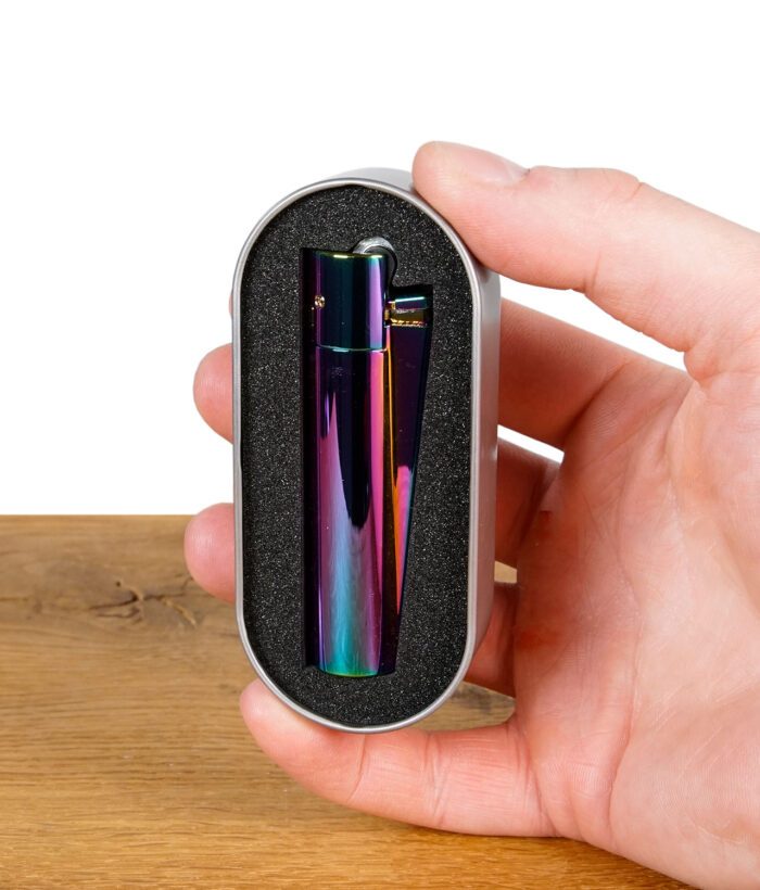 Regenbogenfarbenes Clipper Feuerzeug in geöffneter Metallbox, gehalten in einer Hand.