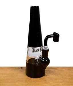 Black Leaf Dab-Rig mit eingesetztem schwarzem Banger auf Holztisch.