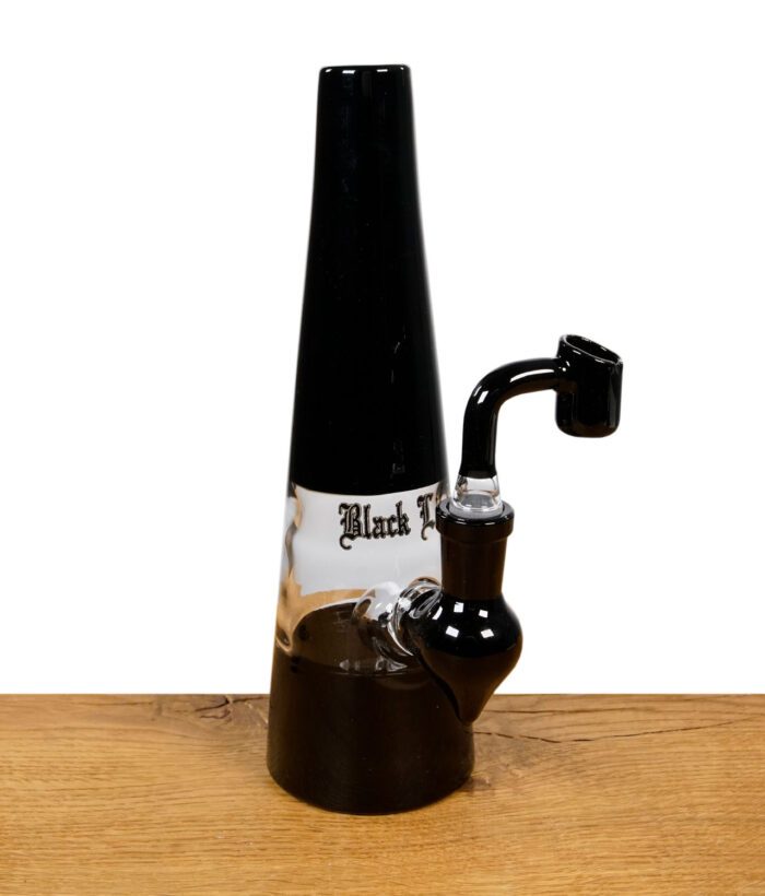 Black Leaf Dab-Rig mit eingesetztem schwarzem Banger auf Holztisch.