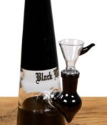 Black Leaf Dab-Rig mit eingesetztem Glaskopf, seitliche Ansicht.