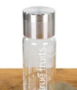 Nahaufnahme des True Fruits Grinders als Deckelaufsatz auf einer True Fruits Flasche.