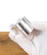 True Fruits Grinder wird von einer Hand mit weißen Handschuhen gehalten