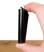 Clipper Jet Flame Feuerzeug in Schwarz wird von einer Hand gehalten, die den Deckel öffnet.