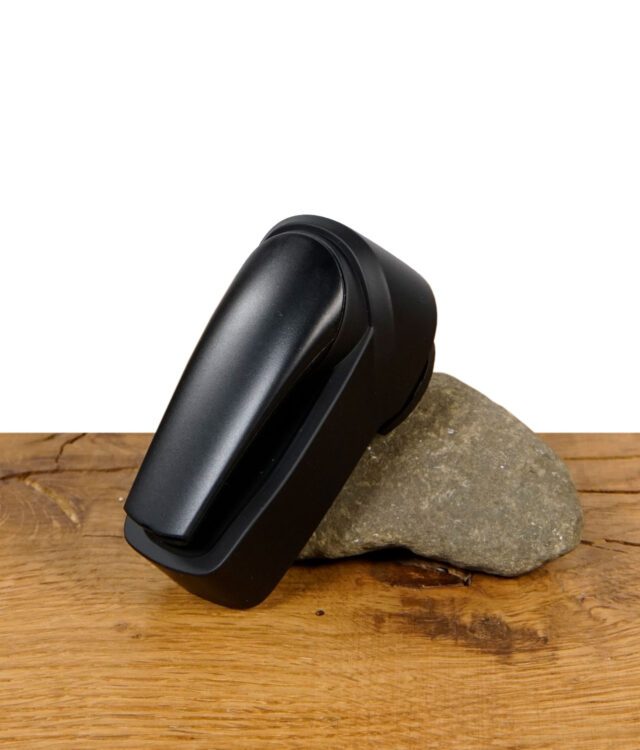 Schwarzes Ersatz-Mundstück für den Boundless CFV Vaporizer, liegend auf einem Stein.