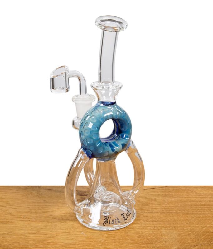Glaspfeife von Black Leaf mit auffälligem blauen Donut-Element und Banger auf Holztisch.