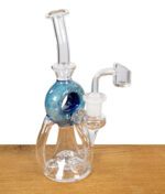 Komplettansicht der außergewöhnlichen Glaspfeife mit blauem Donut-Perkolator und eingesetztem Banger.