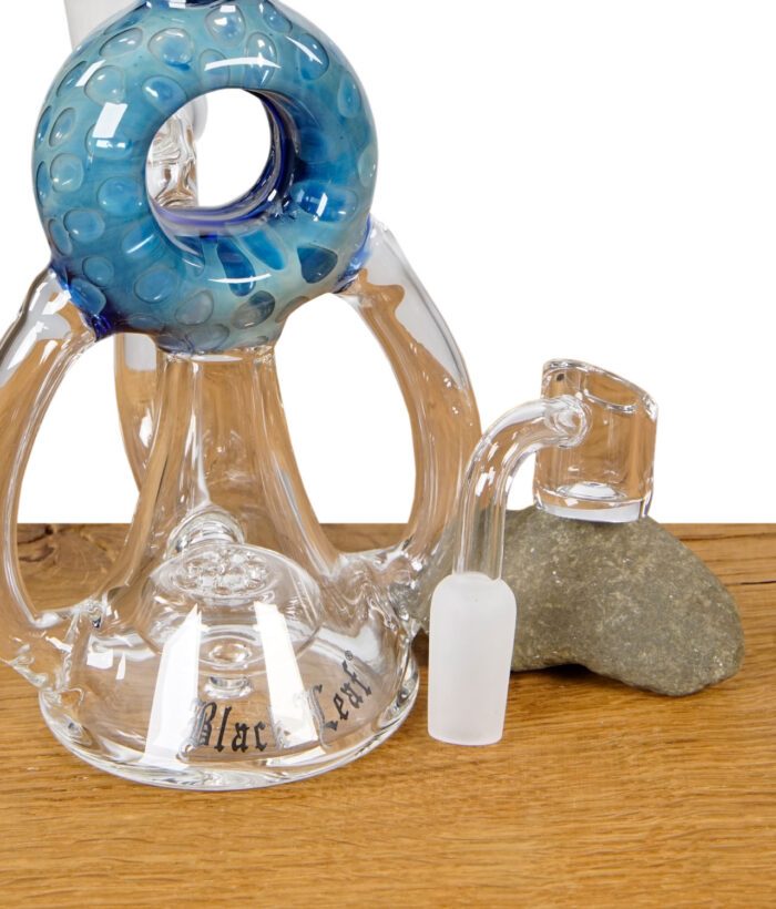 Unterer Bereich der Glaspfeife mit blauem Donut-Perkolator und abgenommenem Banger.