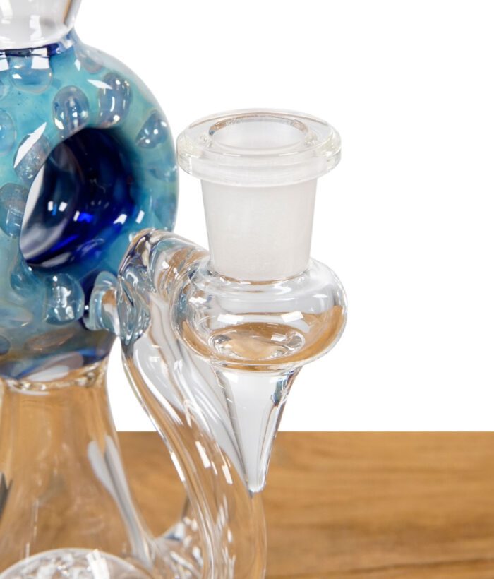 Nahaufnahme der Schliffaufnahme der Glaspfeife mit detailreichem Glasdesign.