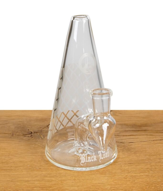 Kegelförmige Bong-Basis von Black Leaf aus Glas mit weißem Muster und Seitenauslass auf Holztisch.