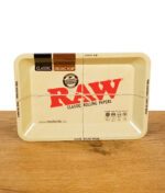 RAW Classic Mini Rolling Tray mit rotem RAW-Logo und typischer Naturpapier-Optik auf Holztisch.