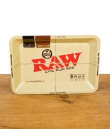 RAW Classic Mini Rolling Tray mit rotem RAW-Logo und typischer Naturpapier-Optik auf Holztisch.