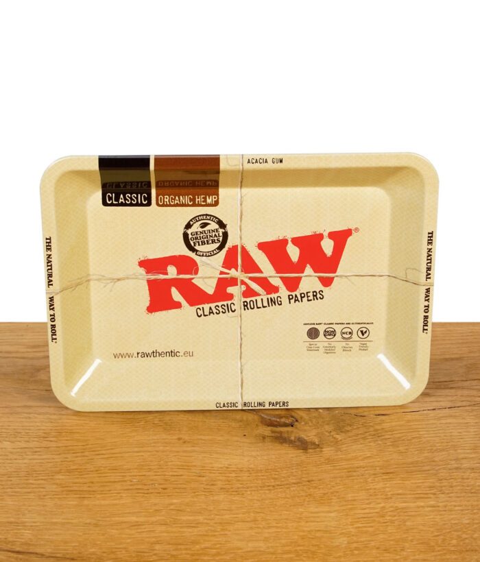 RAW Classic Mini Rolling Tray mit rotem RAW-Logo und typischer Naturpapier-Optik auf Holztisch.